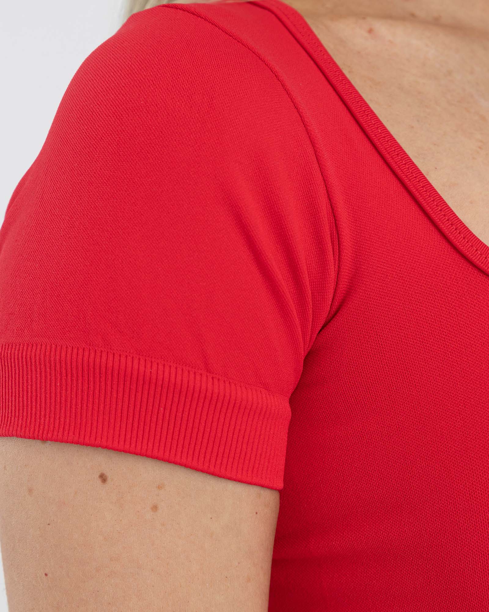 Top manga corta rojo chily FIBER fluir SeamForm