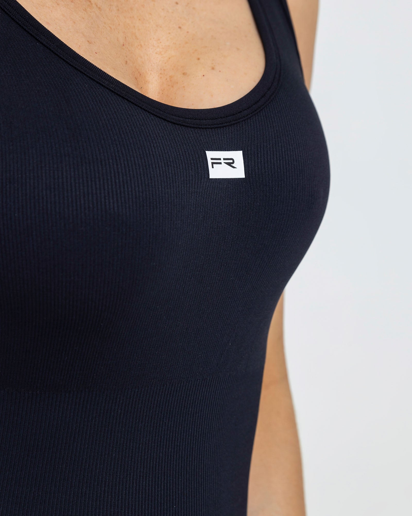 Enterizo corto manga sisa seamless ruching negro pilates