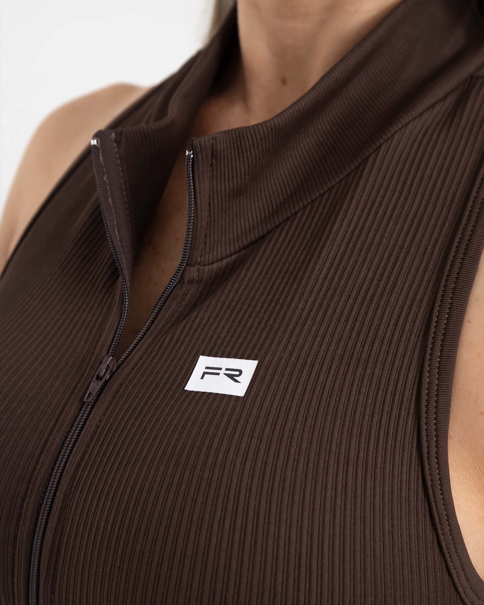 Enterizo corto push up con cierre cafe eterea FIBER
